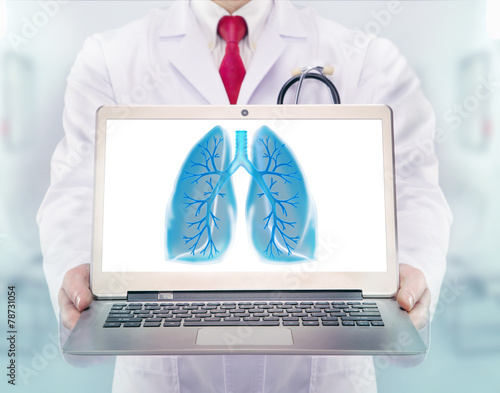 Fotografía Doctor con el estetoscopio y la tableta en un hospital
