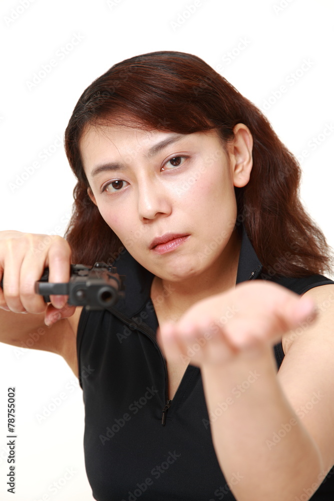 銃 女性 銃を突き付けて要求する女性 Stock Photo | Adobe Stock