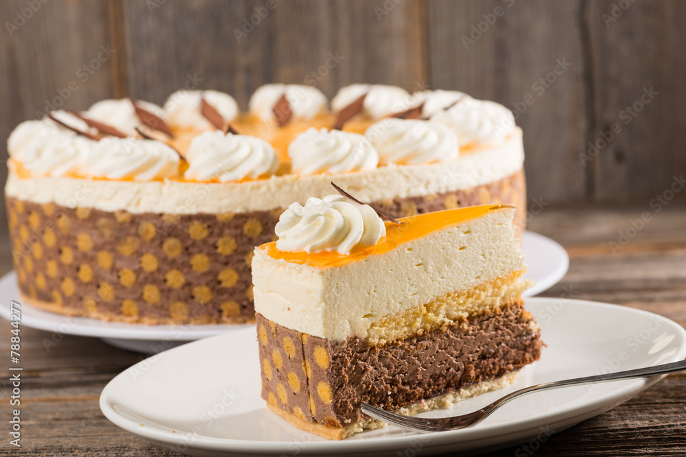 Stock-Foto „Maracuja-Schokoladentorte“ | Adobe Stock