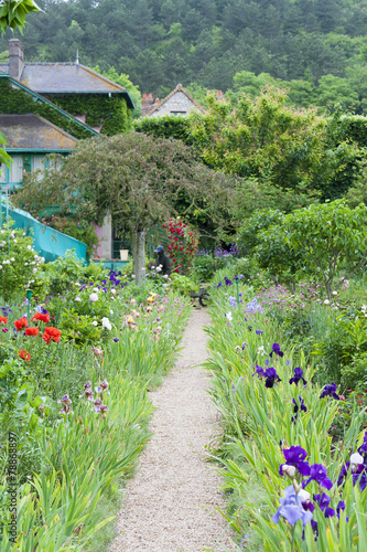 パリ近郊観光名所 クロード モネの家 ジヴェルニーの庭園 Maison Et Jardin De Monet Stock Photo Adobe Stock パリ近郊観光名所 クロード モネの家 ジヴェルニーの庭園 Maison Et Jardin De Monet Stock Photo Adobe Stock