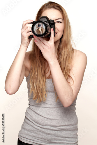 Obraz w ramie Hübsche Frau beim Fotografieren