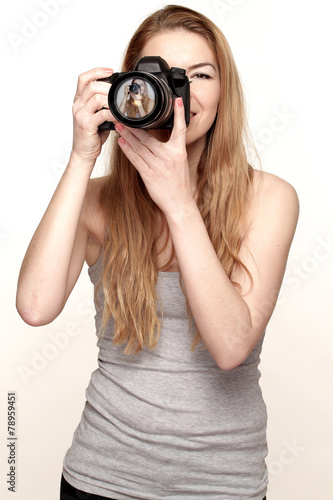 Plakat na zamówienie Hübsche Frau beim Fotografieren