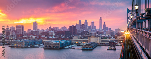 Fototapeta na wymiar Philadelphia panorama under a hazy purple sunset