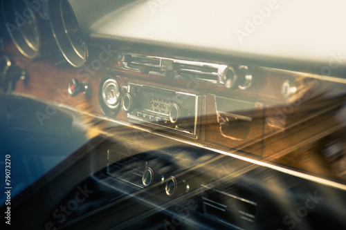 Tela Dashboard retro car interior through window with reflection