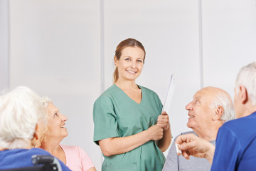 Wall Mural - Krankenpfleger zwischen Senioren im Pflegeheim