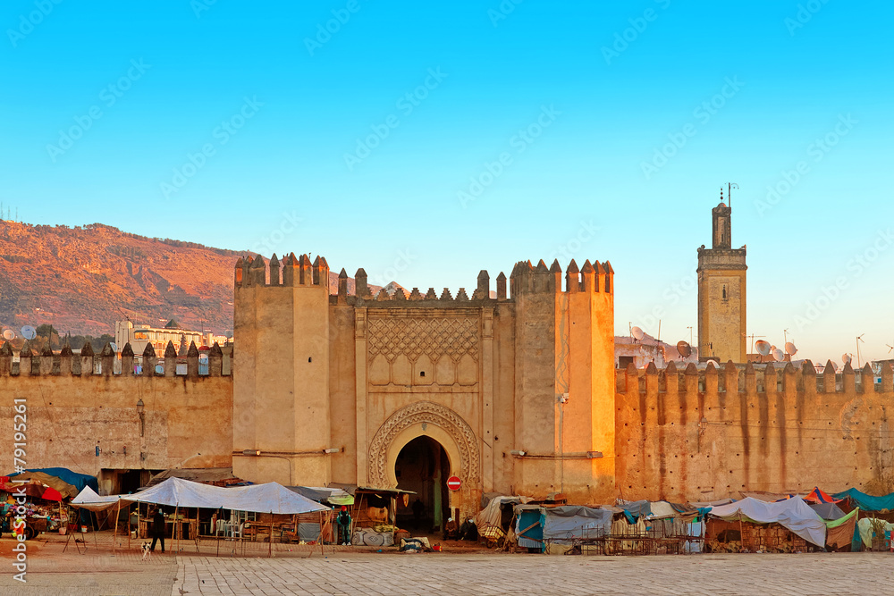 Gate to ancient medina of Fez, Morocco - obrazy, fototapety, plakaty 