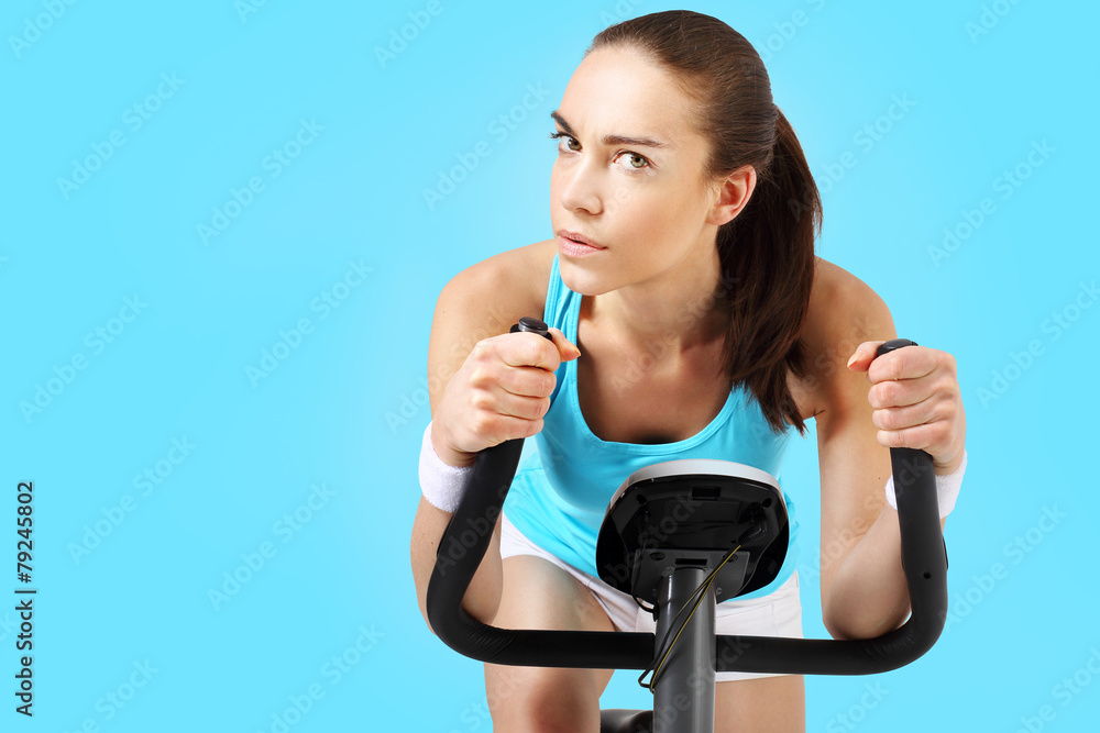 Sport to zdrowie ! Kobieta na rowerze - obrazy, fototapety, plakaty 