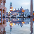 Venedig Markusplatz Dogenpalast Spiegelung