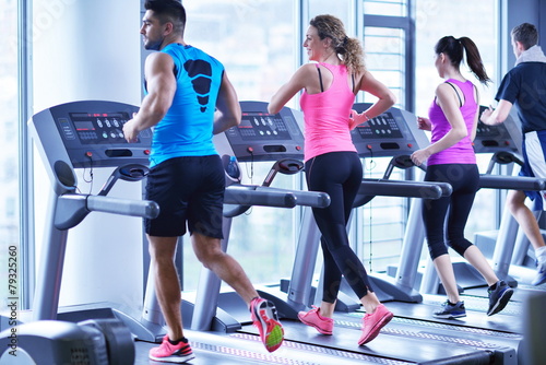 Naklejka na drzwi Group of people running on treadmills