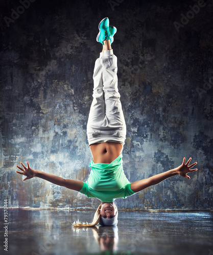 Naklejka dekoracyjna Young woman dancer