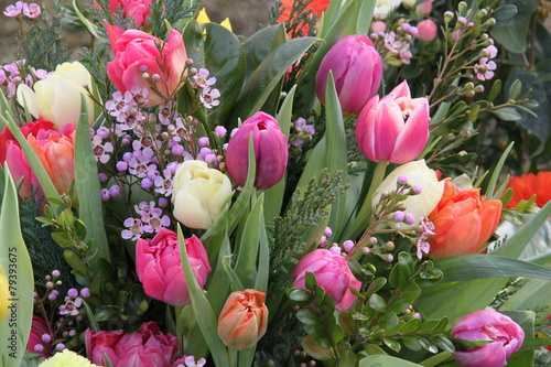 kolorowe-tulipany-w-wieniec-pogrzebowy