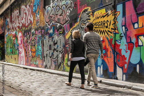 Photographie Jeune couple, marche, passé, graffiti, mur, Melbourne