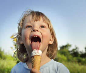 Wall Mural - happy little boy eating an ice cream