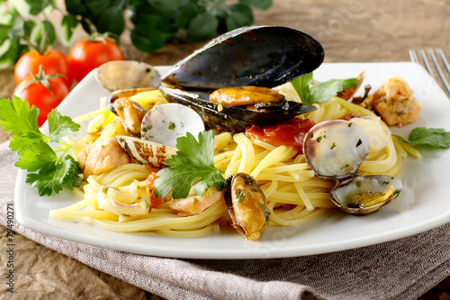 Spaghetti with salmon, clams and mussels Billede på lærred