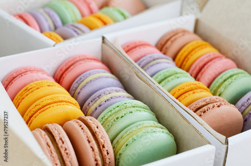 Fotomural Conjunto de macarrones de colores en las cajas
