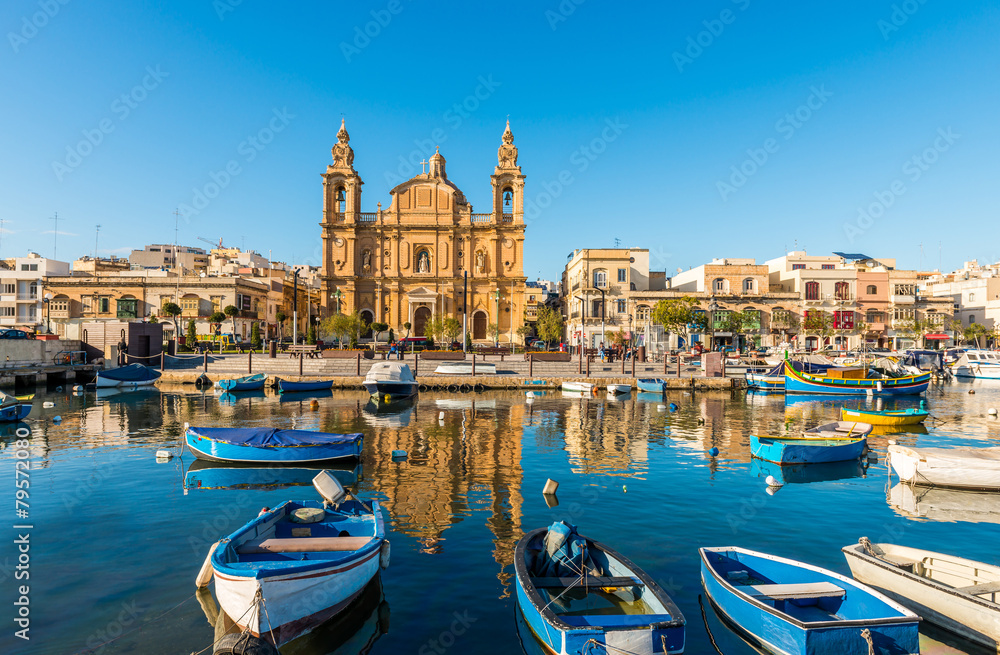 L'église Stella Maris, d'inspiration baroque et ses bateaux de pêche à Msida, Malte - obrazy, fototapety, plakaty 