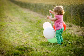 Wall Mural - mädchen spielt mit luftballons