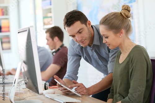 Foto Student Mädchen mit Trainer arbeitet am Computer und Tablet