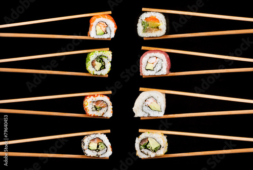 Naklejka samoprzylepna Kawałki sushi w pałeczkach