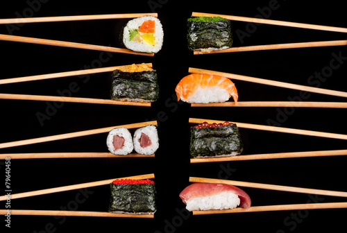 Naklejka samoprzylepna Kawałki sushi w pałeczkach