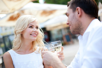 Canvas Print - couple drinking wine in cafe