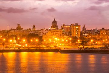 Canvas Print - Sunset in Old Havana vith a view of the Capitol