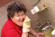 Geistig behinderte Frau wäscht ihr Gesicht im Badezimmer