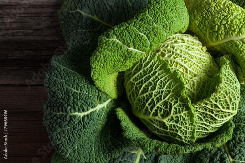 Savoy cabbage superaliments gros plan sur backround bois foncé Poster Mural XXL