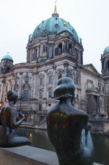 Wall Mural - berliner dom in berlin mit skulptur im vordergrund