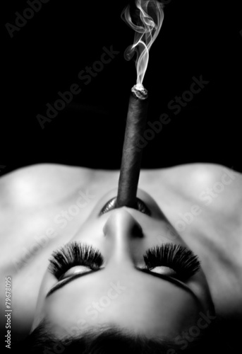 Piękna kobieta pali cygaro Obraz na płótnie