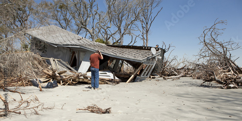 Cuadros en Lienzo man grieving over destroyed house