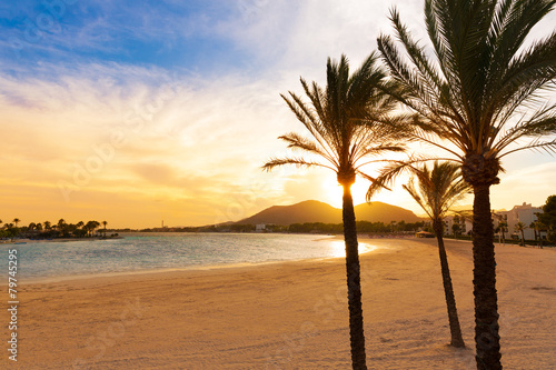 Naklejka samoprzylepna Alcudia majorca przy zmierzchem na plażowym Mallorca