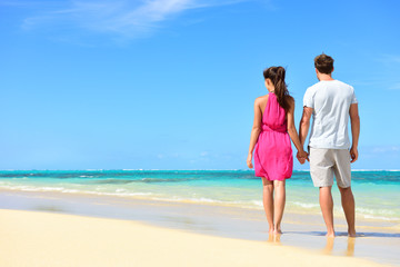 Wall Mural - Summer holiday - couple on tropical beach vacation