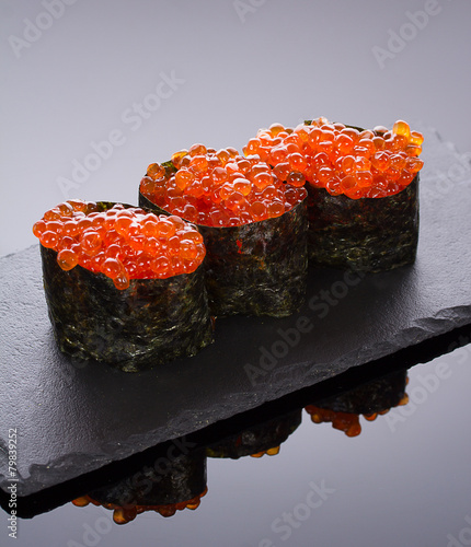 Plakat na papierze fotorealistycznym Sushi gunkan na kamiennym talerzu