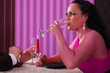 Frau trinkt Champagner beim Dinner - Blind Date