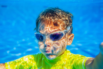 Canvas Print - Underwater boy