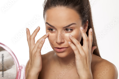 Fotografía Mujer aplicar diferentes tonos de base de maquillaje líquida en su cara