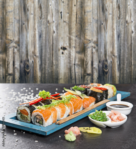 Naklejka samoprzylepna Zestaw sushi japoński owoce morza