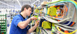 © industrieblick - Montage durch Facharbeiter in einer Hightech Fabrik
