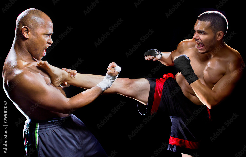 Foto mma fighter performing a counter attack from a kick