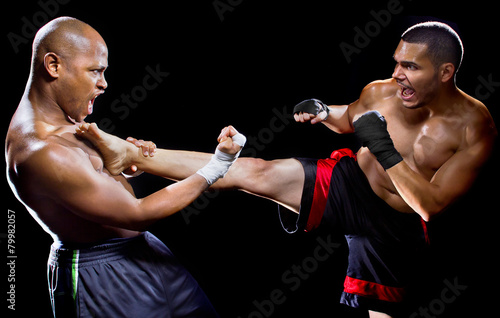 Fotografía mma fighter performing a counter attack from a kick