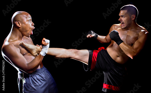 Foto mma fighter performing a counter attack from a kick