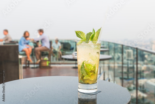 Fotografía Mojito cocktail on table in rooftop bar