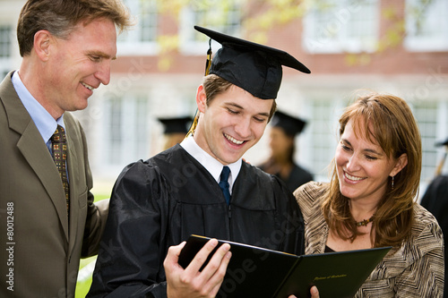 Fotografie, Obraz Graduation: Proud Family Admires Diploma