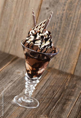 Schokoladen-Eisbecher auf Holzhintergrund Stock-Foto | Adobe Stock