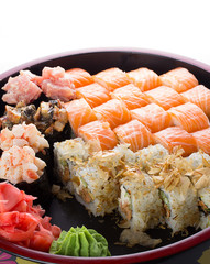 Sushi roll and ginkan set on a round japanese plate