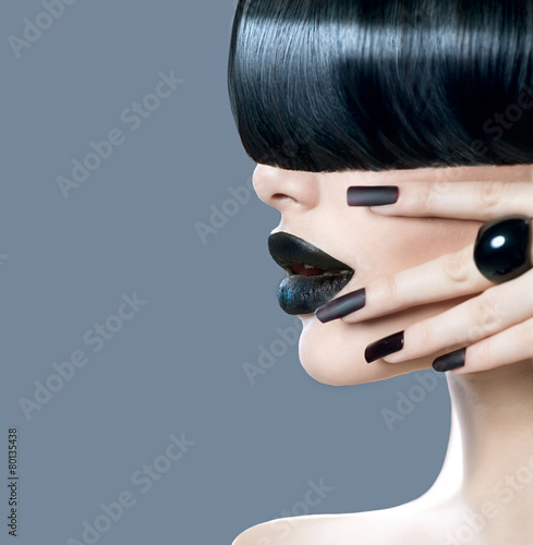 Board z aluminiowym obramowaniem Portret moda model dziewczyna z modnym fryzura