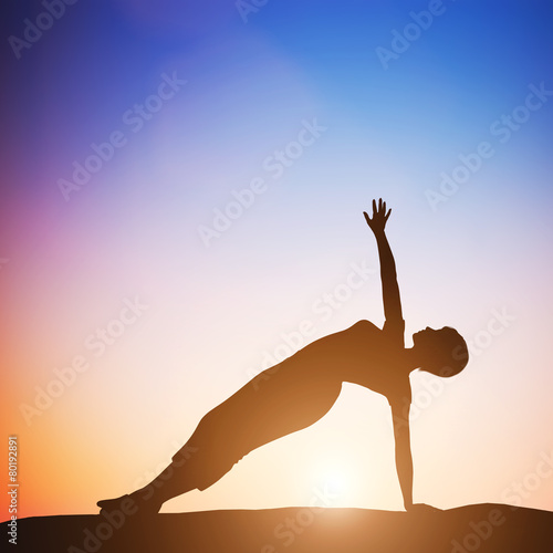 Fotografie, Obraz Žena v bočním bilance jógy, meditace při západu slunce. Zen