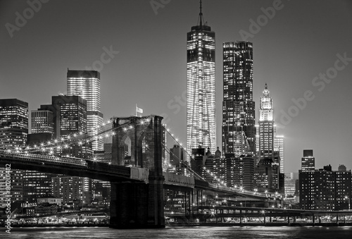 Obraz w ramie New York by night. Brooklyn Bridge, Lower Manhattan – Black an