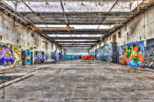 Naklejka na drzwi Graffiti in a brownfield site factory